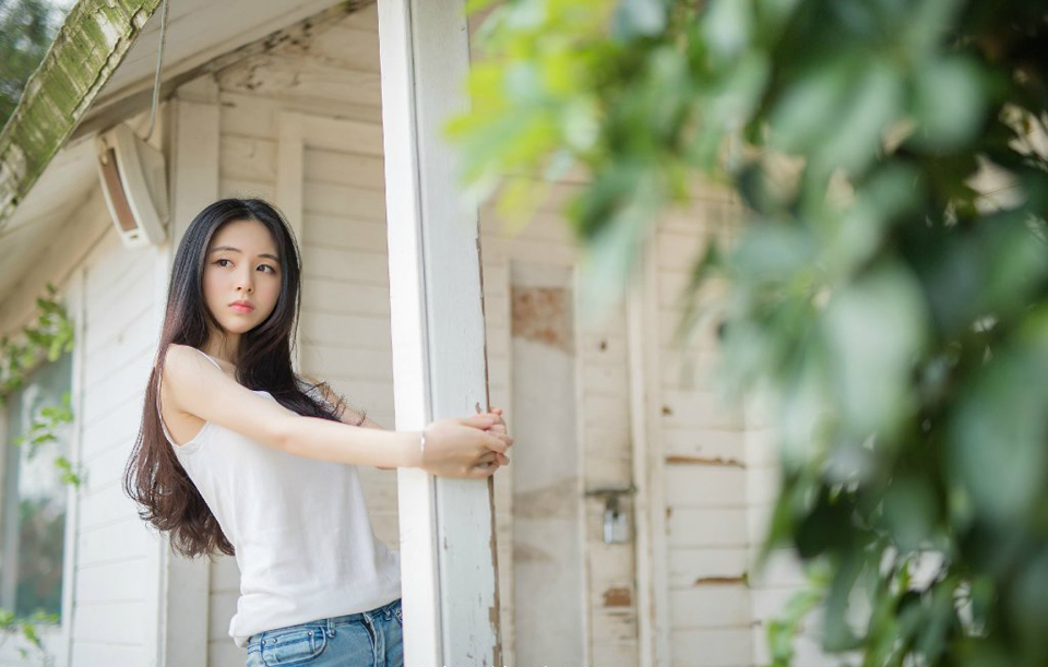 “把船拉过来。”吕蒙很快带着人马来到江岸边，看着自行飘荡的楼船，吕蒙皱了皱眉，沉声道。